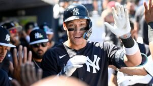 Los zapatos de Aaron Judge tienen logotipos de sus perros, Penny y Gus.