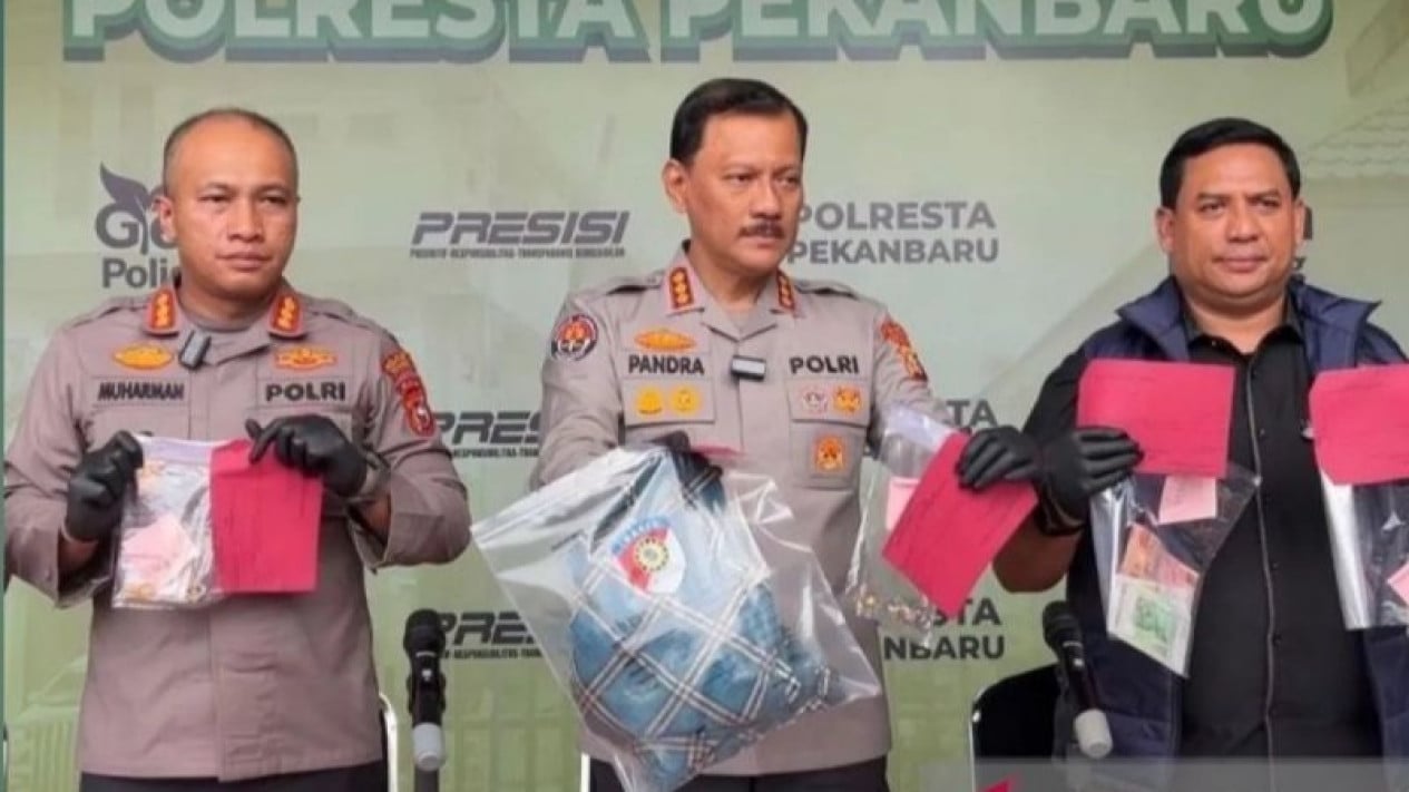 1777816271_69f7330edc819-polda-riau-dan-polresta-pekanbaru-memperlihatkan-barang-bukti-kasus-pembunuhan_gemini.jpeg
