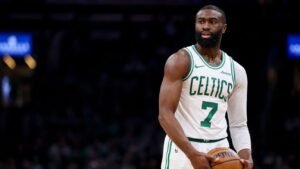 Jaylen Brown de los Celtics critica a los árbitros y llama a Embiid por fracasar
