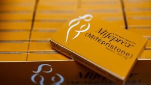 La Corte Suprema restablece el acceso a la píldora abortiva mifepristona por correo, por ahora