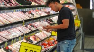 Casi 6 de cada 10 estadounidenses piensan que los precios serán más altos dentro de un año: encuesta