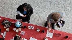 Estados Unidos añadió casi el doble más de puestos de trabajo de lo esperado el mes pasado, ya que el crecimiento supera las expectativas
