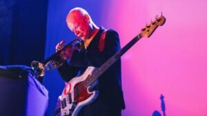 Flea perfora las raíces del jazz cuando se lanza la primera gira en solitario en Chicago