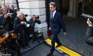 Wes Streeting llega al enfrentamiento del gabinete en Downing Street mientras el diputado lo acusa de lanzar un ‘golpe’ contra Keir Starr – ACTUALIZACIONES EN VIVO