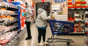 Se espera que la inflación alcance un máximo en tres años, ya que los precios del combustible de la guerra de Irán