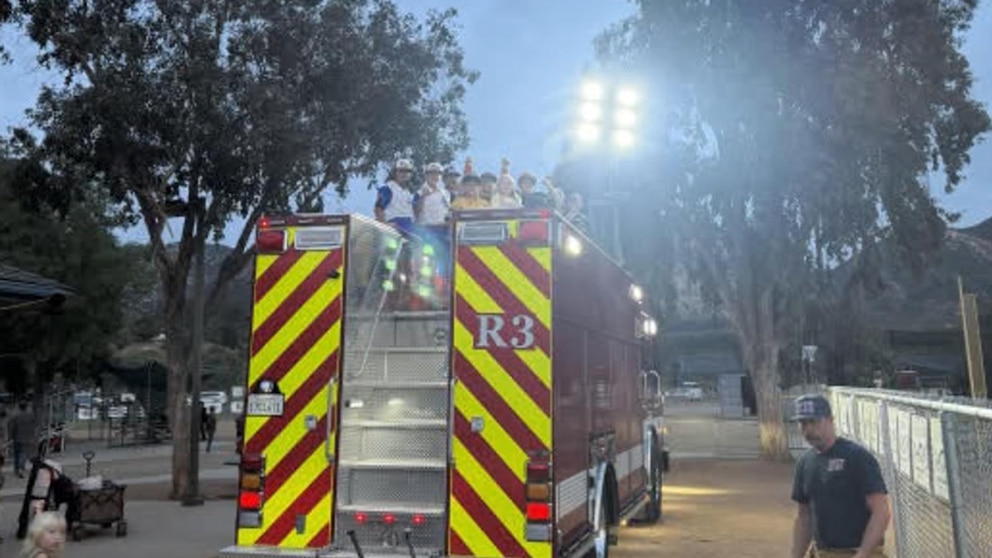 MIRAR: Los equipos de bomberos de California salvan el juego de las Pequeñas Ligas del corte de energía