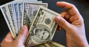 Como un dólar más débil está haciendo la vida más cara