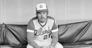 Ted Turner gestionó un juego de los Braves y cambió para siempre los deportes profesionales