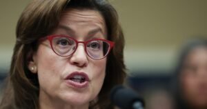 El comisario demócrata de la FCC dice a Disney que es el objetivo de una campaña de “censura”.
