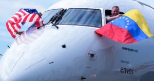 Aterriza en Caracas primer vuelo comercial directo entre Estados Unidos y Venezuela en 7 años
