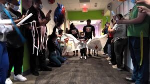 MIRAR: David Muir informa sobre los milagrosos trasplantes de corazón de niños en el Texas Children’s Hospital