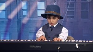 MIRA: Un niño prodigio del piano de 4 años ya perfecciona las melodías