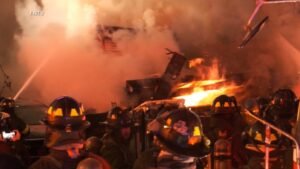 MIRAR: La policía de Nueva York elogia a los oficiales después de la explosión en una casa captada por la cámara