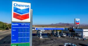 El gas alcanza los 4,46 dólares, el petróleo sube en medio de dudas sobre los planes de Trump