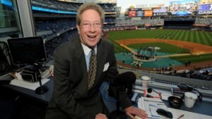 MIRAR: David Muir recuerda la vida y el legado del locutor de los Yankees, John Sterling
