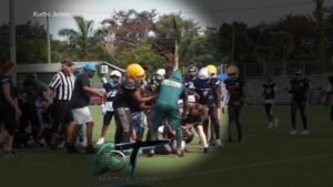 MIRAR: Madre de Florida arrestada por presuntamente patear repetidamente a un niño en un partido de fútbol juvenil
