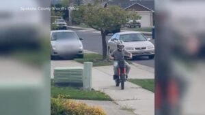 MIRAR: Conductor de Washington arrestado después de perseguir a un niño que andaba en bicicleta en la acera