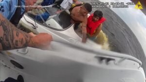 MIRA: Padre e hijo ayudan a los botes salvavidas