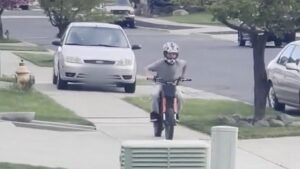 MIRAR: Mujer arrestada después de conducir por la acera hacia la bicicleta de un niño, dice la policía