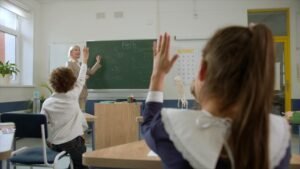 MIRAR: Se pide a los maestros jubilados que regresen a las aulas debido a la escasez de docentes a nivel nacional