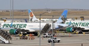 El vídeo muestra un avión de pasajeros golpeando mortalmente a una persona en la pista del aeropuerto de Denver