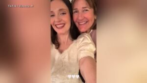 MIRAR: Tendencia viral hace que las mujeres desempaquen los vestidos de novia de las madres