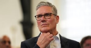 El británico Starmer se ha negado a dimitir como primer ministro, desafiando a los rebeldes del Partido Laborista a derrocarlo.