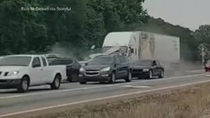MIRAR: Un camión de 18 ruedas choca contra vehículos que esperaban en un semáforo en Carolina del Norte