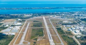 Un avión se estrella en la costa este de Florida, provocando un espectacular rescate en el mar de 11 personas