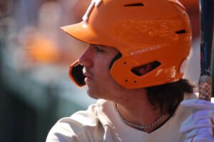 El béisbol de Tennessee gana la final de la temporada regular en casa