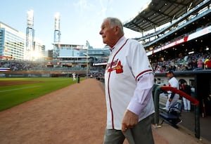 Bobby Cox, legendario mánager de los Bravos de Atlanta y miembro del Salón de la Fama del béisbol, muere a los 84 años