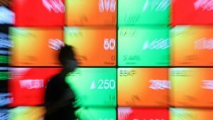 Una caída del JCI del 0,91 por ciento afectó la confianza en las regalías mineras y debilitó la rupia. 17.400