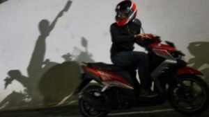 ¡Detuvieron a 2 ladrones que asaltaron JNE Couriers en Bandung mientras llovía! Los otros 2 siguen prófugos con la moto y los bultos.