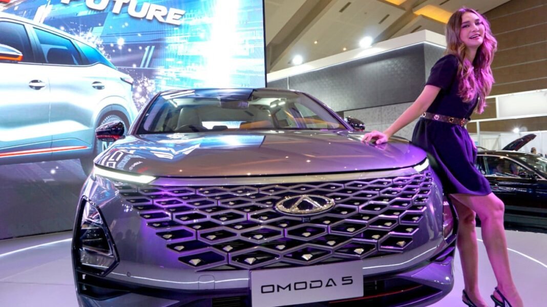 63f832a4b1314-viva-otomotif-luna-maya-di-booth-chery-iims-2023_1265_711.JPG