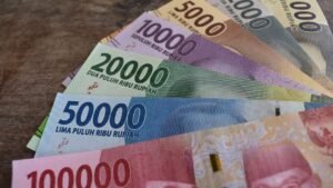 La rupia se fortalece a IDR 17.334 en medio de los problemas de resiliencia fiscal de RI ante el aumento de los precios mundiales del petróleo