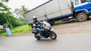 Para que conducir una motocicleta sea tan cómodo como un automóvil, es necesario acumular mucho capital.