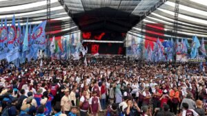 La aparición de una mar de trabajadores asistentes hoy a la conmemoración del Primero de Mayo en Monas