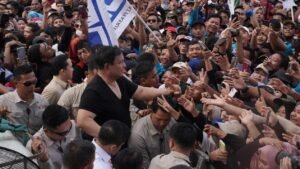 El momento en que Prabowo se quitó la ropa de safari y abrazó a los trabajadores en el evento del Primero de Mayo de 2026.