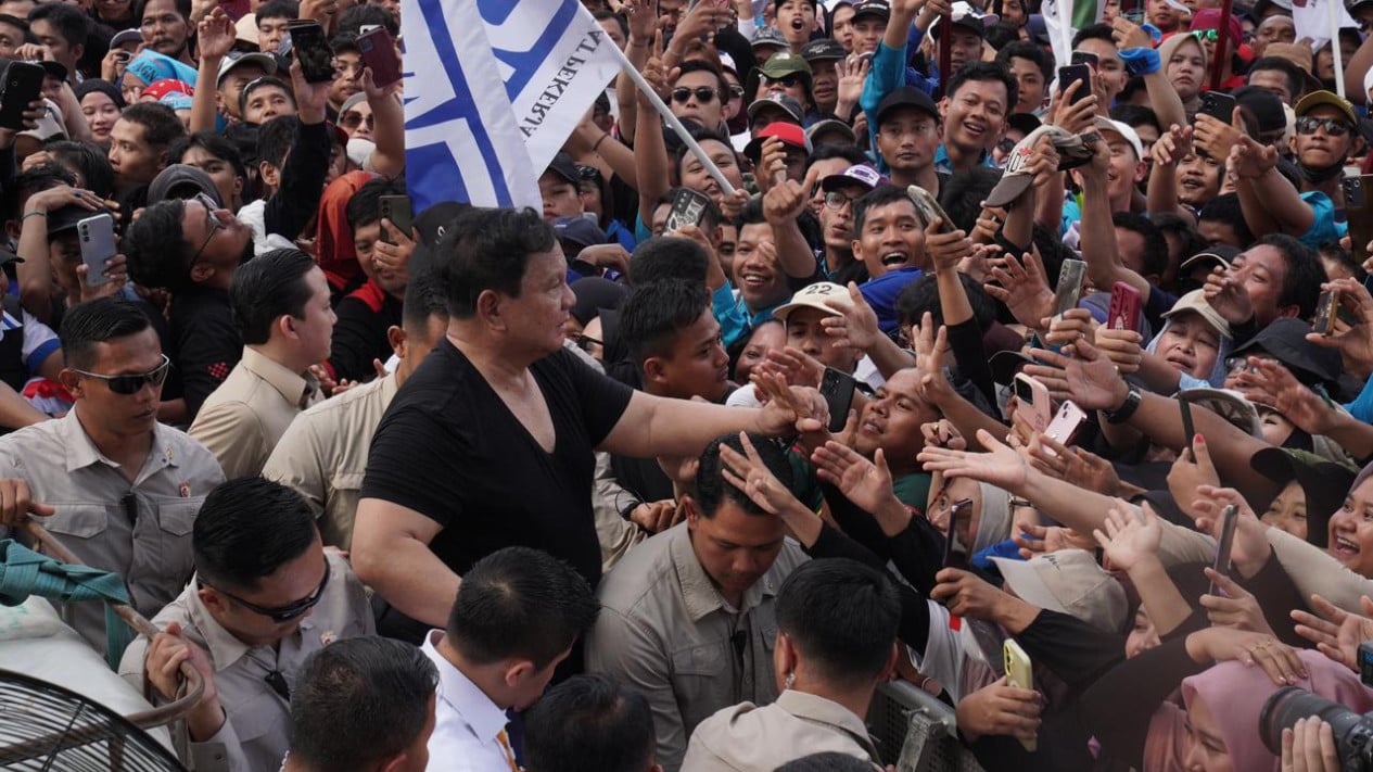 El momento en que Prabowo se quitó la ropa de safari y abrazó a los trabajadores en el evento del Primero de Mayo de 2026.