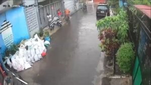 Inicialmente, el delincuente sólo pidió plástico.