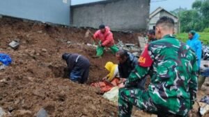 Trágicamente, un anciano murió en un deslizamiento de tierra mientras limpiaba una alcantarilla en Sianjur.