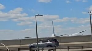 El aterrador momento en que un avión de United Airlines choca contra un camión y un poste de luz al aterrizar