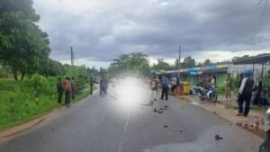 Al adelantar y abandonar la pista, Fortuner, un extranjero chino, atropelló y mató a un soldado de la marina indonesia.