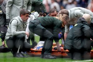 El partido del Chelsea se detuvo después de un repugnante choque de cabezas cuando Jesse Derry se fue en camilla.