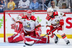 El prospecto de Wings, Kossa, se sentó en el banco en el primer partido de los playoffs de la AHL