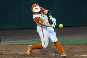 Longhorns Daily News: Katie Stewart del softbol de Texas nombrada Jugadora del Año de la SEC