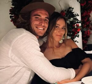 La madre de la estrella del tenis Stefanos Tsitsipas acusó a su ex novia de la poderosa pareja de “agobiarlo” y arrastrar su carrera desde el número 3 del mundo.