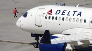 Delta cortando aperitivos gratuitos, bebidas en cientos de vuelos