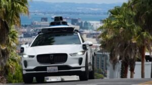 Waymo recuerda a miles de robotaxis por una posible “pérdida de control del vehículo”