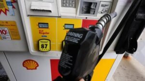 El precio medio de la gasolina sube 31 céntimos la semana pasada, superando los 4,50 dólares el galón
